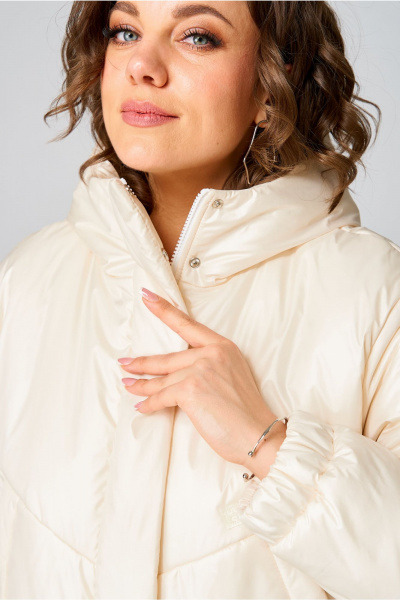 Пальто утепленное плащёвка с капюшоном и регулируемым низом Andina city 7015-25 экрю - фото 8