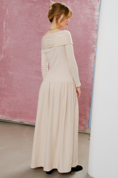 Бежевое платье из трикотажа с глубоким декольте и сборкой на юбке Lokka 1577 бежевый - фото 6