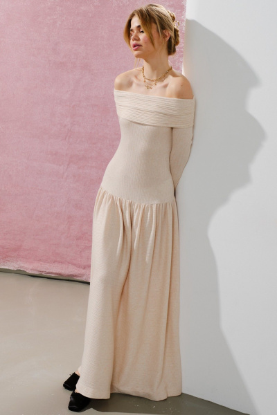 Бежевое платье из трикотажа с глубоким декольте и сборкой на юбке Lokka 1577 бежевый - фото 2