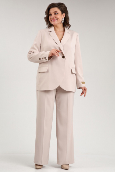 Костюм двойка из текстиля с оверсайз жакетом и классическими брюками SMilaLine М-25201 бежевый - фото 4