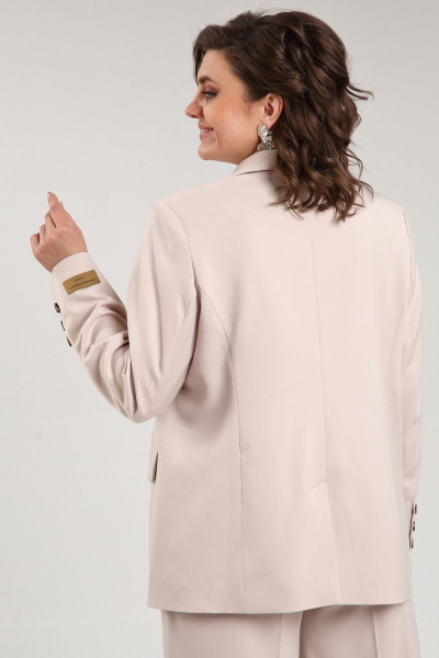 Костюм двойка из текстиля с оверсайз жакетом и классическими брюками SMilaLine М-25201 бежевый - фото 3