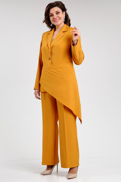 Двухпредметный костюм из текстиля с набедренной косынкой и элегантным жакетом SMilaLine М-25302 горчица - фото 1