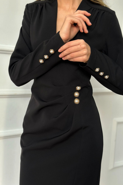 Приталенное платье из текстиля с пуговицами под жемчуг для повседневной носки THE.WOMAN 0281 черный - фото 4