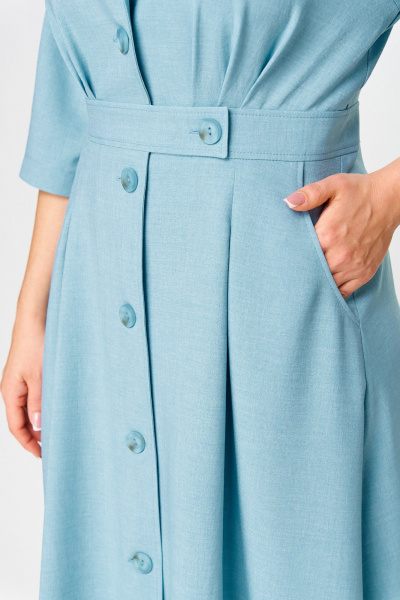Демисезонное платье А-силуэта с эффектом льна и воротником-V ANASTASIA MAK 1233 голубой - фото 8