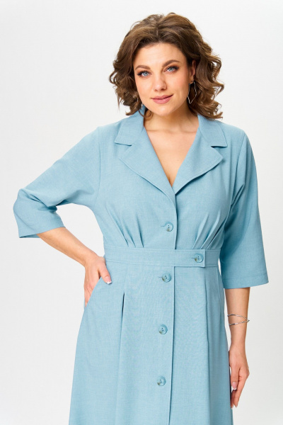 Демисезонное платье А-силуэта с эффектом льна и воротником-V ANASTASIA MAK 1233 голубой - фото 7