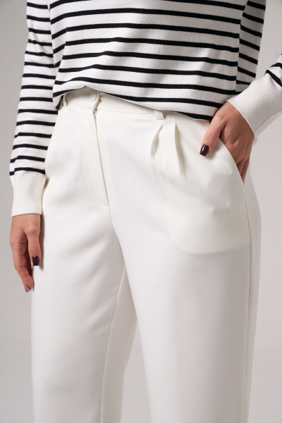 Демисезонные широкие текстильные брюки с карманами Панда 48560w молочный - фото 4