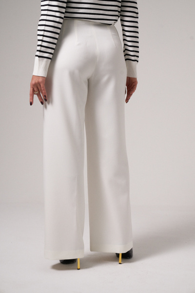 Демисезонные широкие текстильные брюки с карманами Панда 48560w молочный - фото 6