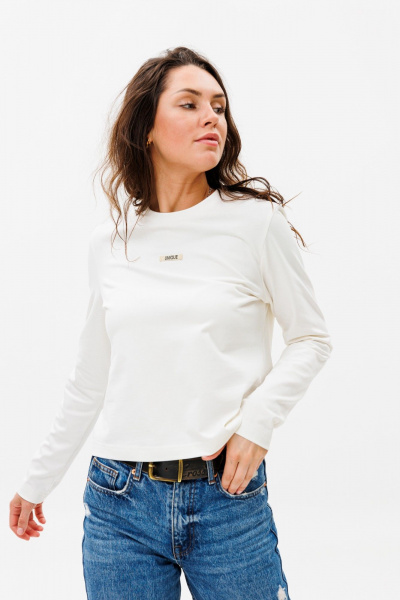 Демисезонный трикотажный джемпер с нашивкой HIT 2021 молочный - фото 1