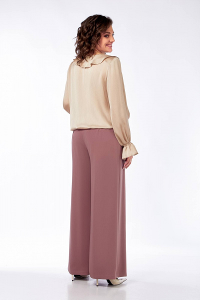 Брюки-палаццо из текстиля с глубокими складками Ольга Стиль С-891 пудра - фото 2