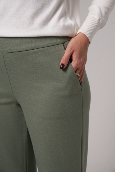 Зеленые классические брюки с прорезными карманами Панда 150363w оливковый - фото 3