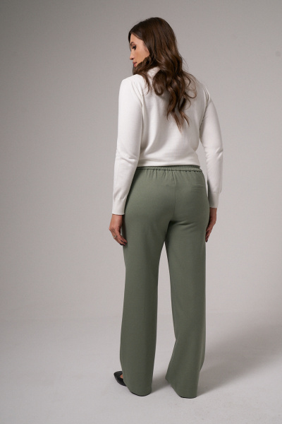 Зеленые классические брюки с прорезными карманами Панда 150363w оливковый - фото 4