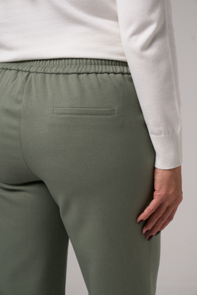 Зеленые классические брюки с прорезными карманами Панда 150363w оливковый - фото 5