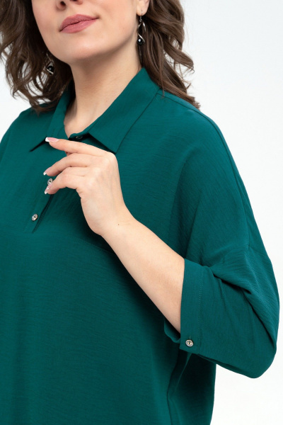 Блуза прямого силуэта из текстиля с острожным воротником Пинск-Стиль 3076 темно-зеленый - фото 6