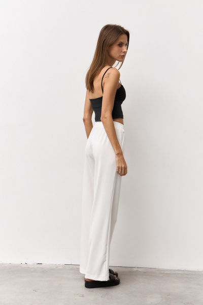 Модные брюки прямого кроя из костюмной ткани Luitui R2062 молочный - фото 3