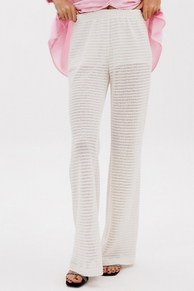 Трикотажные расклешенные брюки на резинке в молочном цвете THE NAME 2379 молочный - фото 5