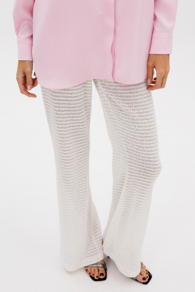 Трикотажные расклешенные брюки на резинке в молочном цвете THE NAME 2379 молочный - фото 4