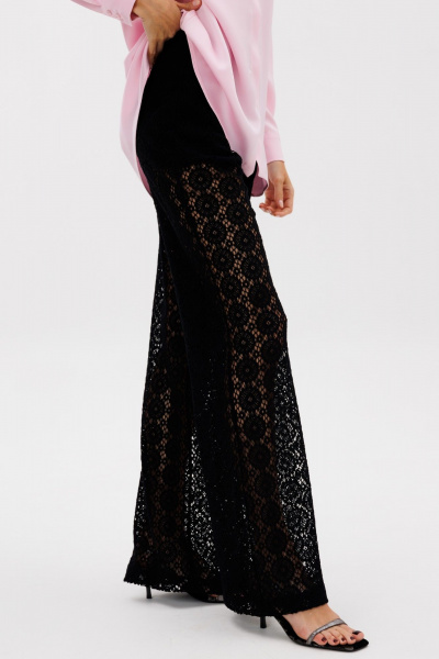 Трикотажные расклешенные брюки на резинке в черном цвете THE NAME 2380 черный - фото 4