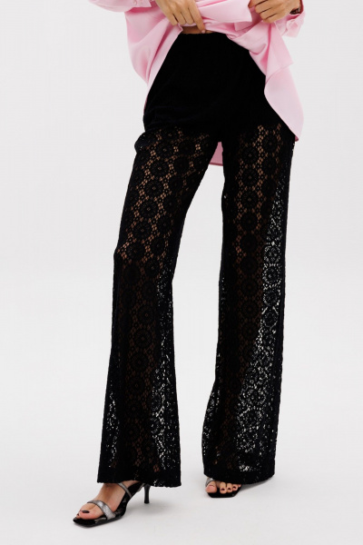 Трикотажные расклешенные брюки на резинке в черном цвете THE NAME 2380 черный - фото 3