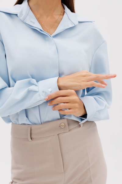 Блуза из атласа в нежно-голубом цвете свободный крой THE NAME 2381 голубой - фото 5