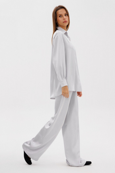 Демисезонный комплект из брюк и рубашки из атласа THE NAME 2384 светло-серый - фото 7