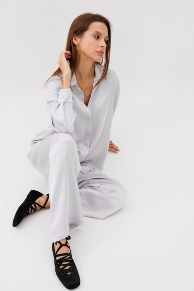 Демисезонный комплект из брюк и рубашки из атласа THE NAME 2384 светло-серый - фото 6