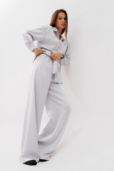 Демисезонный комплект из брюк и рубашки из атласа THE NAME 2384 светло-серый - фото 5