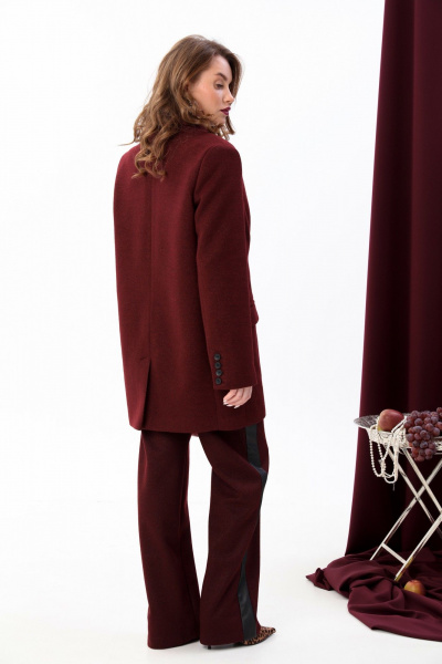 Костюм из жакета и прямых брюк с лампасами из текстиля NikVa 945-1 бордо - фото 6