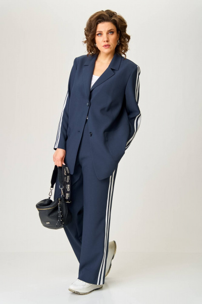 Костюм с жакетом и брюками из костюмной ткани с накладными карманами Karina deLux M-1336 - фото 2