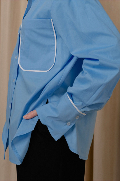 Демисезонная рубашка из полосчатой ткани с накладным карманом и разрезами JRSy 2305 голубой - фото 3