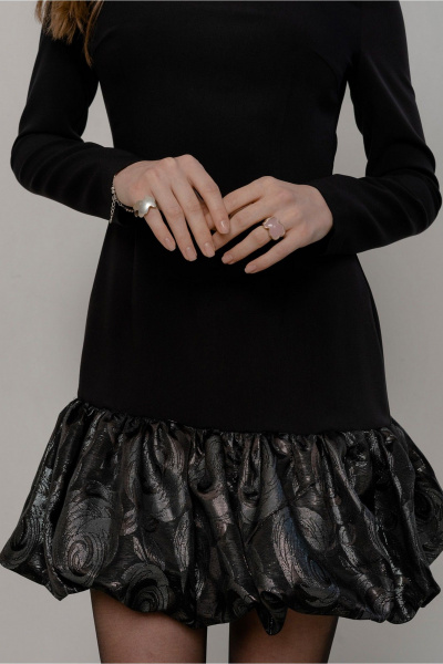 Демисезонное платье мини с оборкой и отрезной линией талии JRSy 2525 черный_с_отделкой_тафта_цветы - фото 3