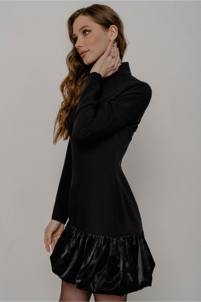 Демисезонное платье мини с оборкой и воротником-стойкой JRSy 2525 черный_с_отделкой_черный_блеск - фото 3