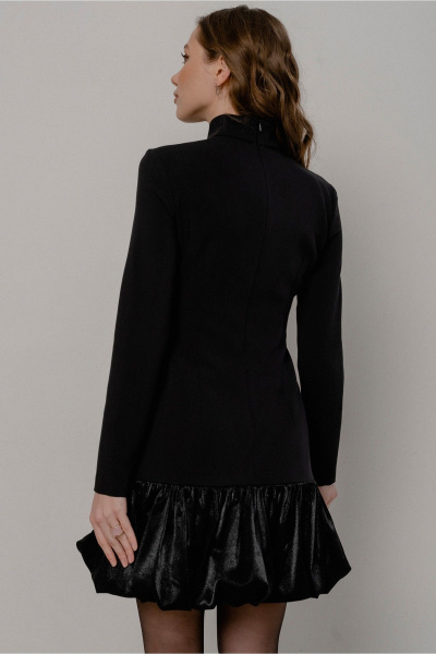 Демисезонное платье мини с оборкой и воротником-стойкой JRSy 2525 черный_с_отделкой_черный_блеск - фото 2