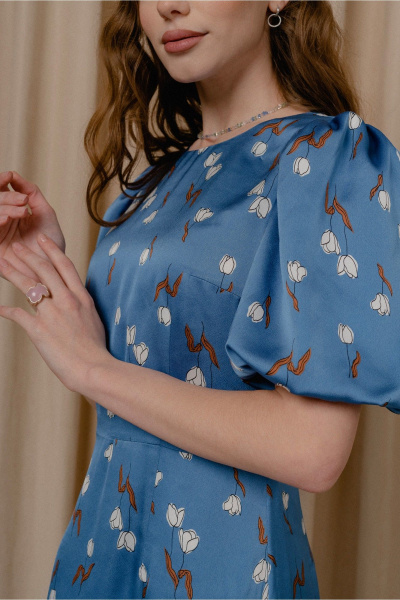 Платье приталенное с рукавом буф и застежкой в спинке JRSy 2534 голубой_в_тюльпаны - фото 4