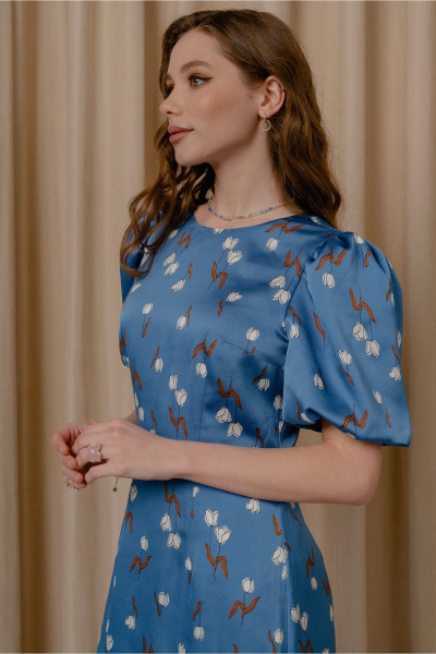 Платье приталенное с рукавом буф и застежкой в спинке JRSy 2534 голубой_в_тюльпаны - фото 3