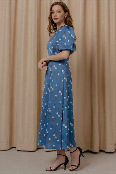 Платье приталенное с рукавом буф и застежкой в спинке JRSy 2534 голубой_в_тюльпаны - фото 2
