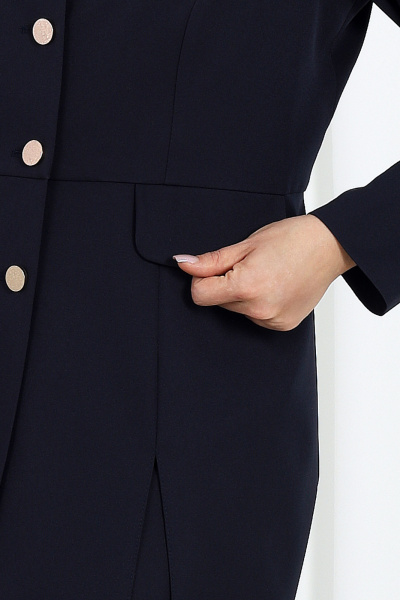 Нарядный брючный костюм из костюмной ткани с удлиненным жакетом Ninele 7486 синий - фото 3