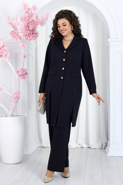 Нарядный брючный костюм из костюмной ткани с удлиненным жакетом Ninele 7486 синий - фото 6