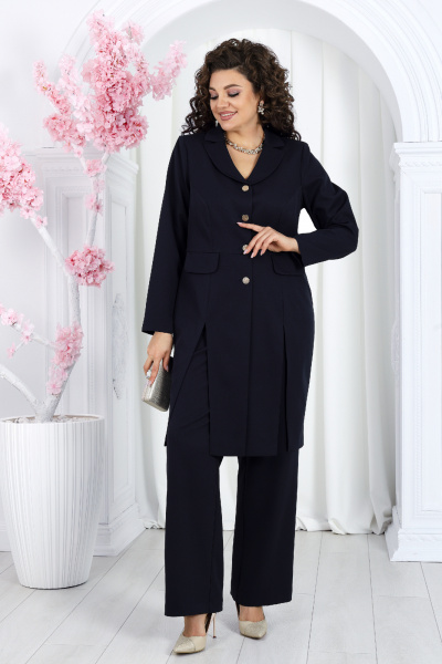 Нарядный брючный костюм из костюмной ткани с удлиненным жакетом Ninele 7486 синий - фото 8