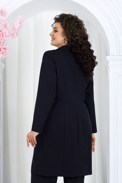 Нарядный брючный костюм из костюмной ткани с удлиненным жакетом Ninele 7486 синий - фото 9
