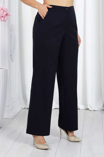 Нарядный брючный костюм из костюмной ткани с удлиненным жакетом Ninele 7486 синий - фото 11