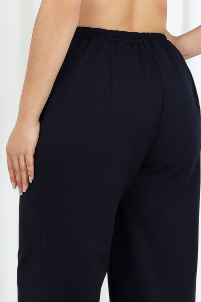 Нарядный брючный костюм из костюмной ткани с удлиненным жакетом Ninele 7486 синий - фото 12