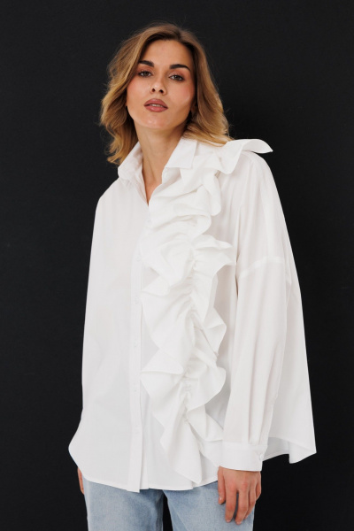 Белая блуза свободного силуэта с асимметричной рюшей и кокеткой Ларс Стиль 1057 - фото 3