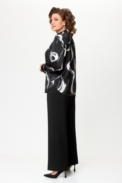 Блуза демисезонная из вискозы с классическим кроем AMUARt 1026 черно-белый - фото 10