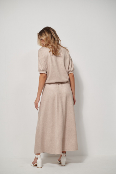 Костюм из вискозы с джемпером и юбкой макси AMUARt 1028 бежевый - фото 9