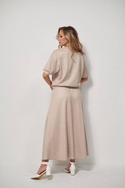 Костюм из вискозы с джемпером и юбкой макси AMUARt 1028 бежевый - фото 7