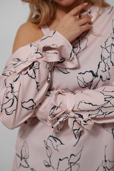 Блуза из текстиля с асимметричным рукавом и воротником AMUARt 1030 пудровый - фото 13