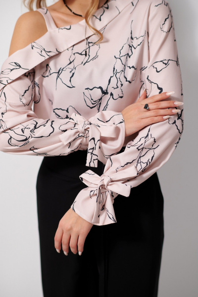 Блуза из текстиля с асимметричным рукавом и воротником AMUARt 1030 пудровый - фото 7