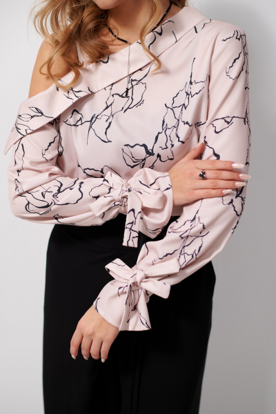 Блуза из текстиля с асимметричным рукавом и воротником AMUARt 1030 пудровый - фото 6