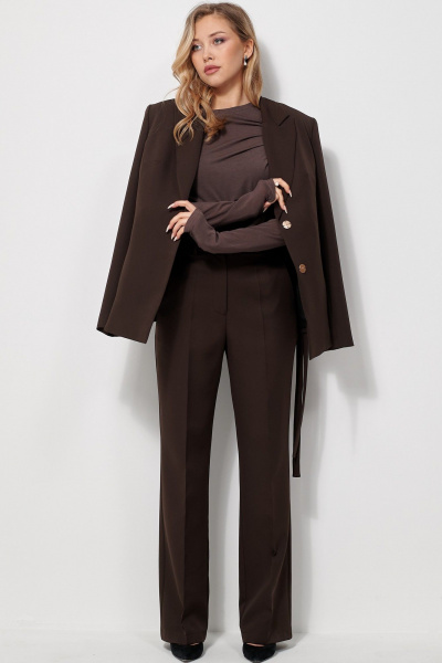 Костюм из текстиля жакет и брюки с ремнем AMUARt 1032 коричневый - фото 14
