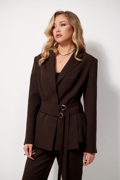 Костюм из текстиля жакет и брюки с ремнем AMUARt 1032 коричневый - фото 9